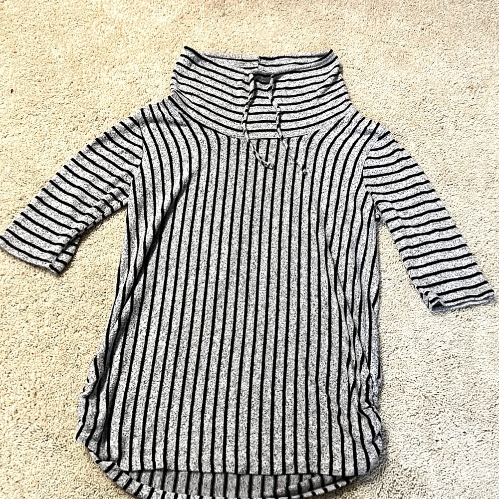 Really cute light sweater, good for cool days, and being comfy!